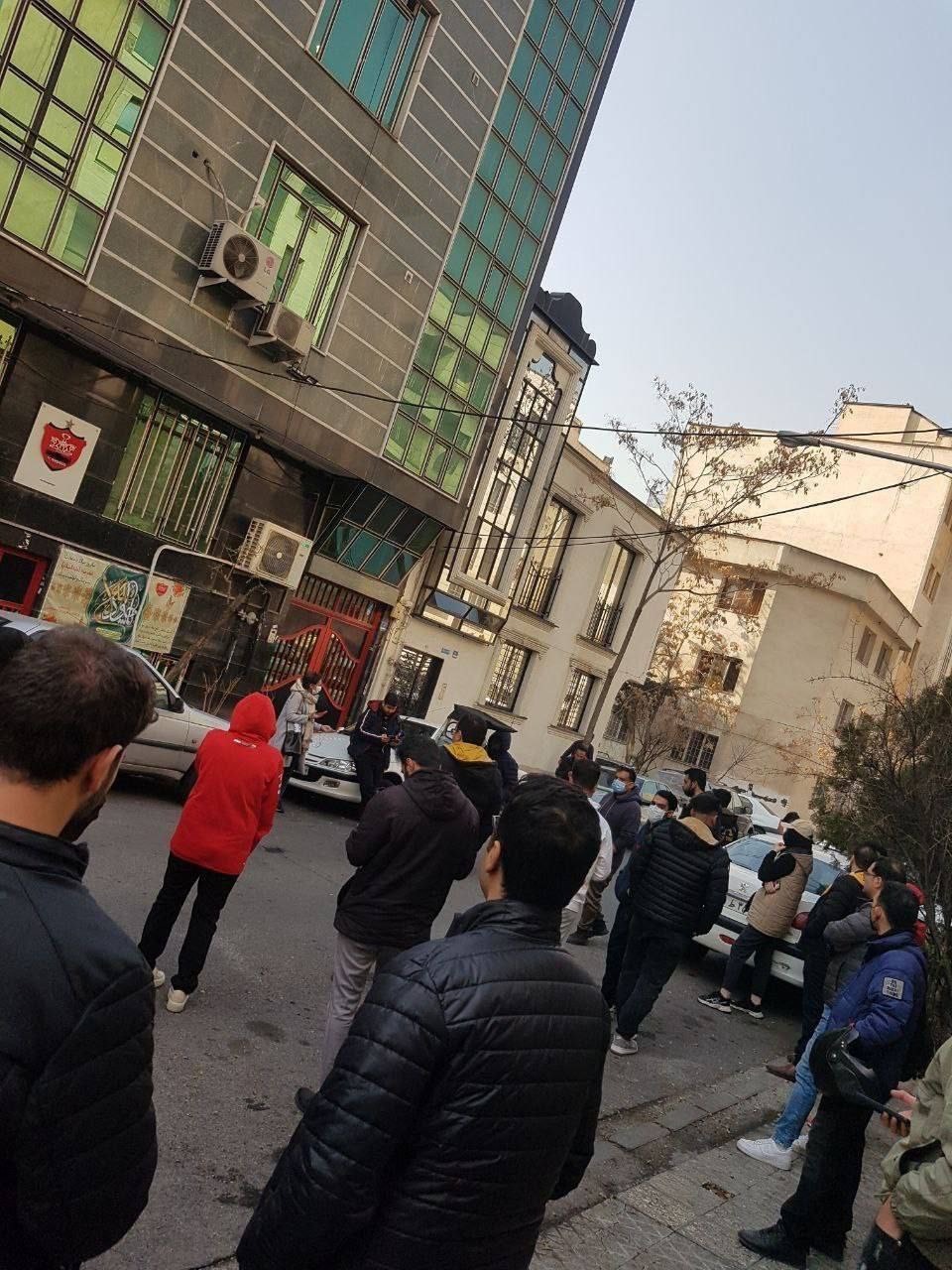 هواداران ناراضی پرسپولیس جلوی درب باشگاه