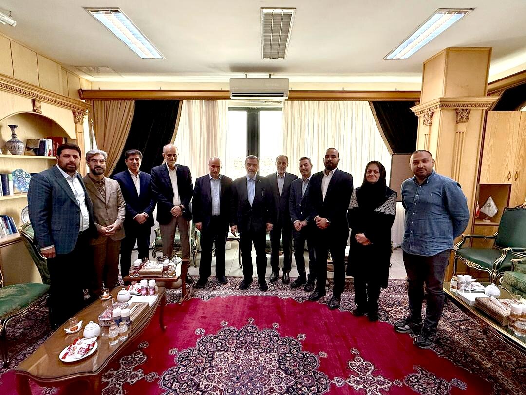 6210905-1 عکس از دیدار مهدی تاج با محسن رضایی