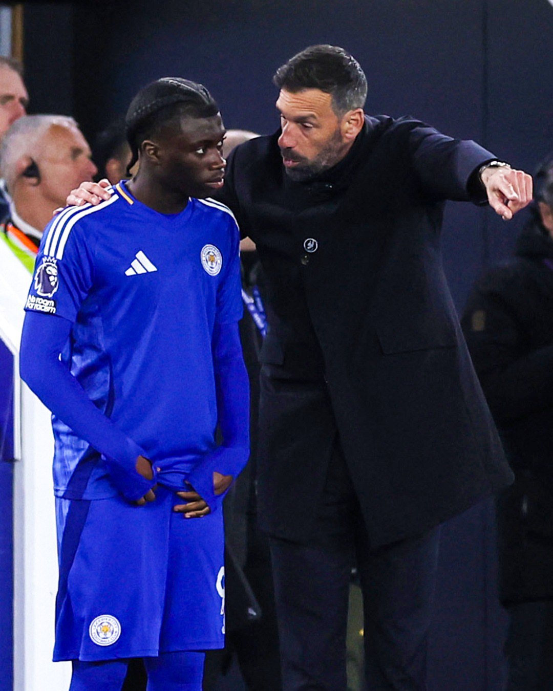 jeremybonga-leicester_2025-04-08_10-50-35 رود فن نیستلروی و جرمی بونگا در جریان بازی لسترسیتی - نیوکاسل در لیگ برتر انگلیس
