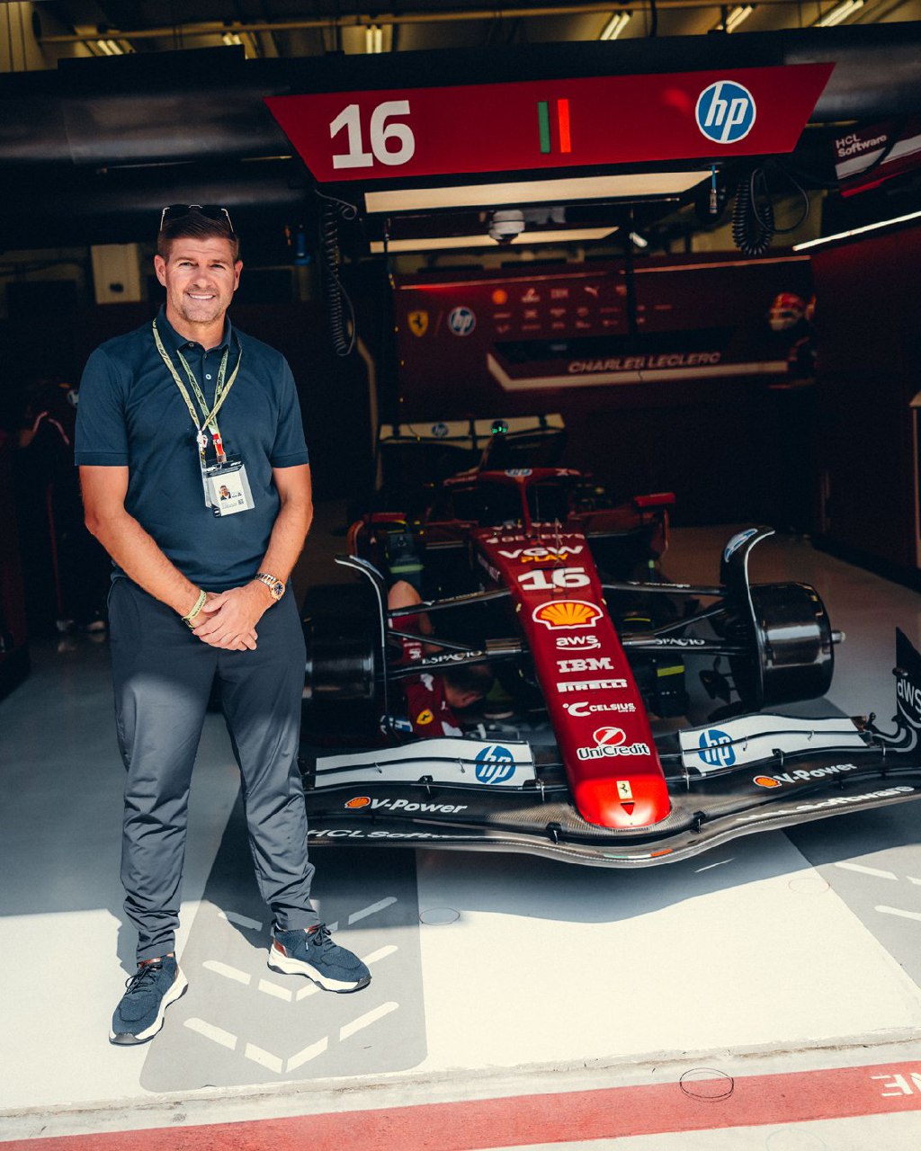 stevengerrard_ferrari_20250413_165124_444 استیون جرارد در گاراژ تیم فراری